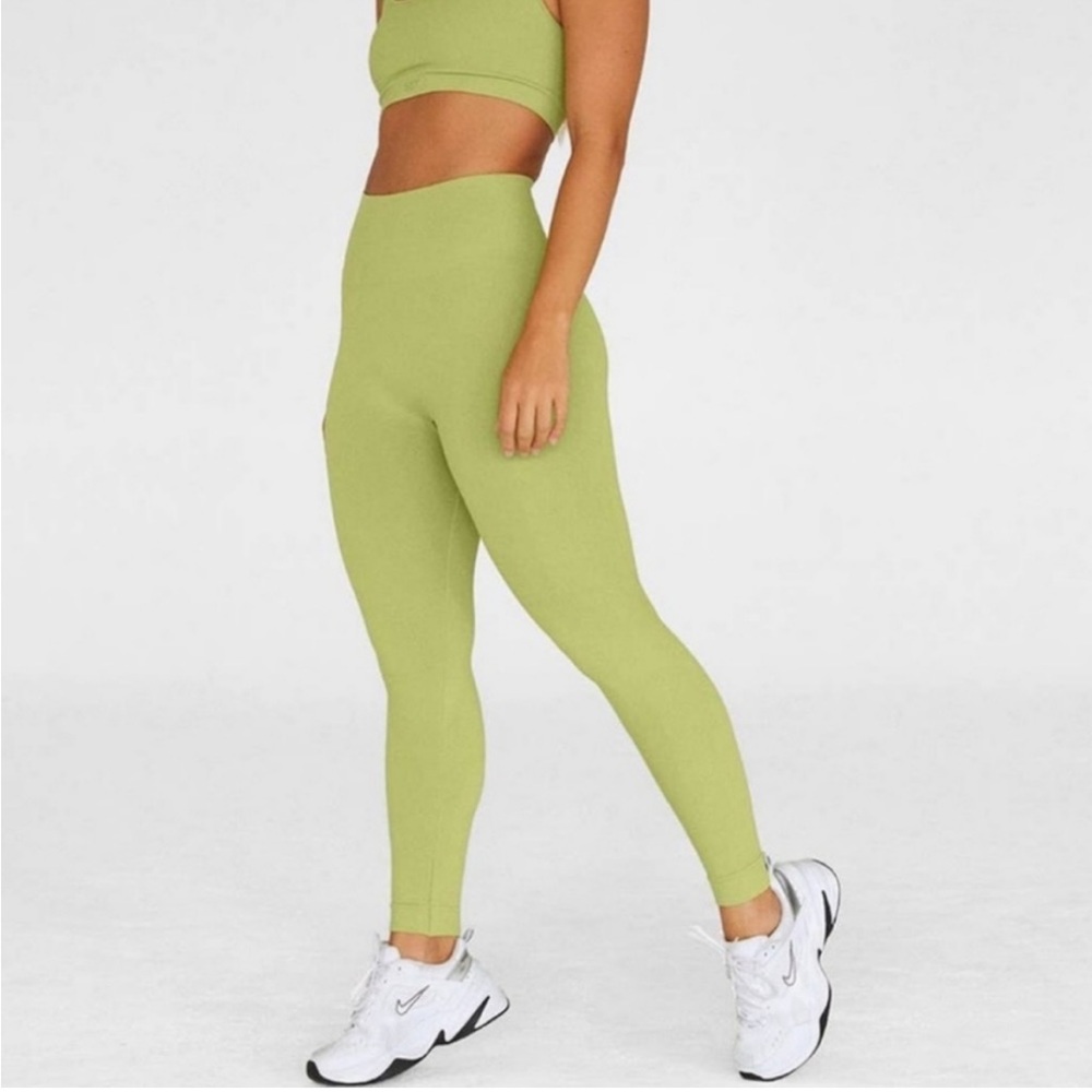 SET ACTIVE SET in Kiwi!💚 Size S for both top and bottom